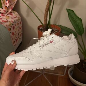 Reeboks classic leather sneakers NWT in box